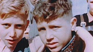 Farbbild aus dem Jahr 1945 zeigt zwei Jungen, die in die Kamera schauen