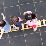 Kinder balancieren auf einer Leiter