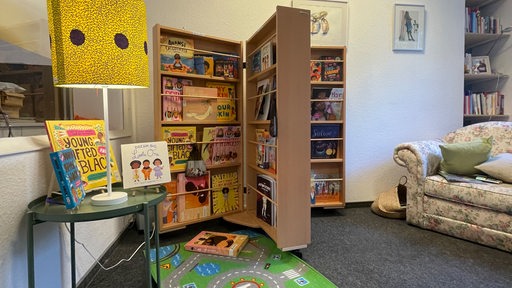 Ein Bild des Innenraumes der Schwarzen Kinderbibliothek Bremen.