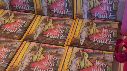 Mehrere Auflagen des von Anna Jäger geschriebenen Kinderbuchs "Was sieht Paul?".