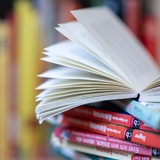 Kinderbücher liegen auf einem Stapel.