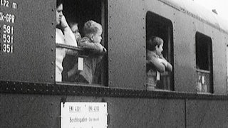 Szene aus dem Film "Kinderverschickung" von Radio Bremen, Kinder schauen aus dem Zug
