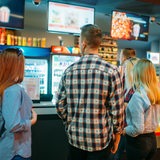 Jugendliche stehen Schlange in Kino