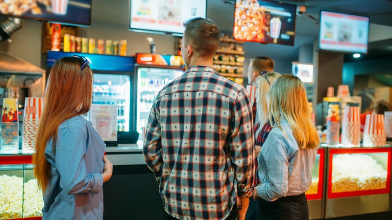 Jugendliche stehen Schlange in Kino