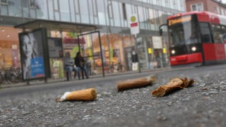 Zigarettenkippen an einer Haltestelle in Bremen.