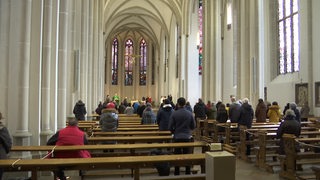 Die katholische Kirche der Gemiende St. Johann während eines Gottesdienstes.