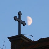 Ein Kreuz auf dem Dach einer Kirche.