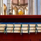 Ordentlich aufgereihte Gesangsbücher in einer Kirche