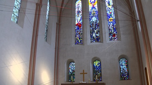 Es sind die Kirchenfenster der Stephanikirche zu sehen.