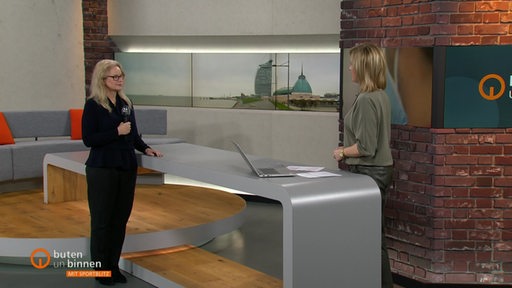 Moderatorin Kirsten Rademacher und die Bremer Abgeordnete Kirsten Kappert-Gonther im buten un binnen Studio. 
