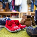 Kinderschuhe stehen in einer Garderobe einer Kita. 