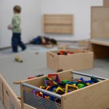 Kinder spielen auf dem Fußboden einer Kindertagesstätte.