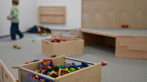 Kinder spielen auf dem Fußboden einer Kindertagesstätte.