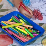 Eine Kinderhand malt mit Buntstiften eine Spiderman-Vorlage aus