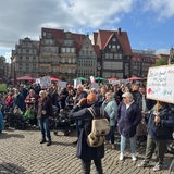 Mitarbeitende der Kitas in Bremen demonstrieren auf dem Marktplatz
