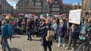 Mitarbeitende der Kitas in Bremen demonstrieren auf dem Marktplatz