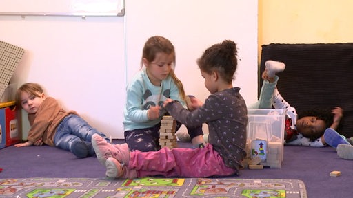 Mehrere Kinder spielen gemeinsam in einer Kita.
