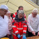 Auf dem Marktplatz wird ein Klaben angeschnitten