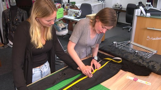 Die Reporterin Finja Böhling lässt sich bei einer Bremer Schneiderin zeigen, wie man aus einer Hose etwas Neues herstellt.