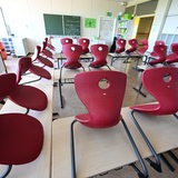 Stühle sind in einem Klassenzimmer einer Grundschule in Stuttgart auf Tische aufgereiht. In der kommenden Woche ab dem 11. September beginnt in Baden-Württemberg nach den Sommerferien das neue Schuljahr.