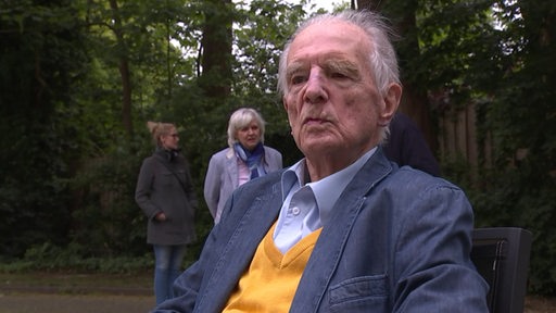 Der Bauunternehmer Klaus Hübotter, der im Park zu einem Interview sitzt.