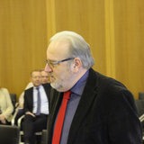 Bremerhavens Sozialdezernent Klaus Rosche steht in einem Saal
