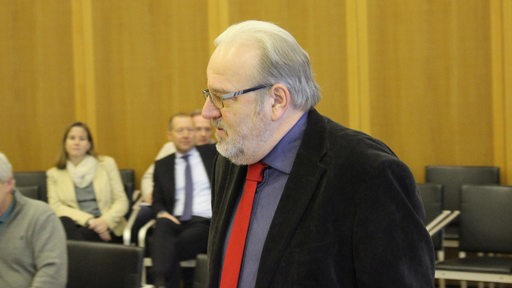 Bremerhavens Sozialdezernent Klaus Rosche steht in einem Saal