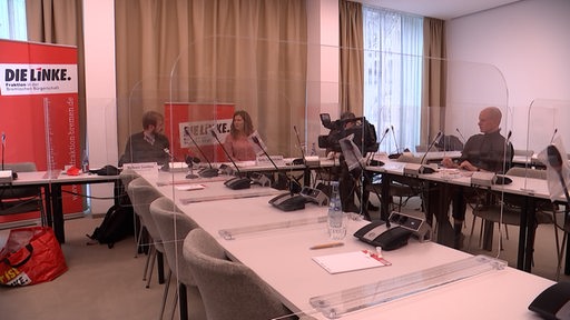 Ein Journalist sitzt bei einer Pressekonferenz der Bremer Linkspartei.