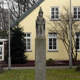 Eine kleine Abbildung des Bremer Rolands steht auf einem Steinsockel vor dem Osterholzer Ortsamt.