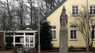 Eine kleine Abbildung des Bremer Rolands steht auf einem Steinsockel vor dem Osterholzer Ortsamt.