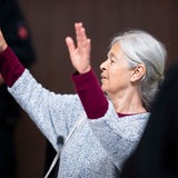 Daniela Klette hebt die Hände im Gerichtssaal.