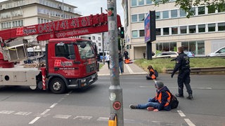 Klimaaktivisten der Letzten Generation blockieren den Verkehr am Rembertiring.