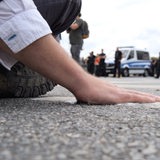 Ein Klimaaktivist hat sich mit der Handfläche am Asphalt einer Straße in der Bremer Innenstadt festgeklebt. 