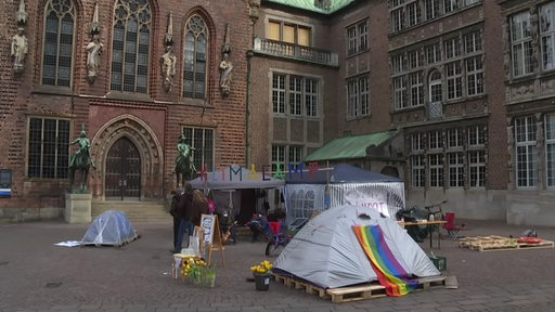 Die Zelte des Klimacamps neben Bremens Rathaus.