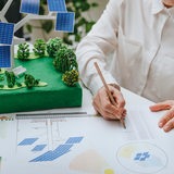 Ein Architekt entwickelt eine Grünfläche mit Solarpanelen.