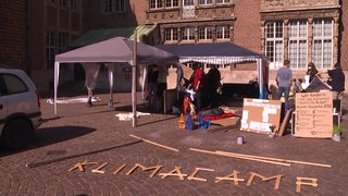 Zelte und Plakate: Das Klimacamp vorm Rathaus