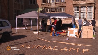 Umweltaktivisten errichten das "Klimacamp" auf dem Bremer Marktplatz