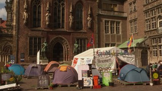 Das Bremer Klimacamp vor dem Rathaus. Aktivisten campen seit 131 Tagen dort für eine klimagerechtere Politik.