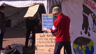 Aktivisten haben auf dem Bremer Marktplatz ein Klimacamp aufgebaut um gegen die aktuelle Klimapolitik zu protestieren.