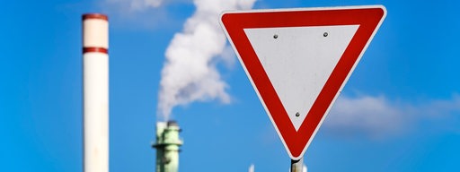 Schild Vorfahrt achten vor Industrieschornsteinen (Symbolbild)