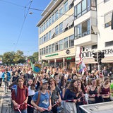 Beim Klimastreik  am 20.9.2024 zieht eine Demonstration durch die Bremer Innenstadt.