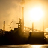 Das Stahlwerk Arcelor Mittal an der Weser im Sonnenaufgang. 