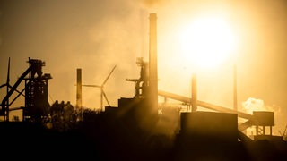 Das Stahlwerk Arcelor Mittal an der Weser im Sonnenaufgang. 
