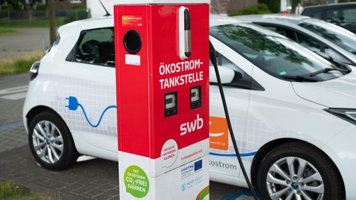 Bremen: Elektroautos stehen zum Laden der Batterien an einer Ladestation der swb AG. 