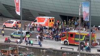 Einsatzfahrzeuge vor dem Klimahaus Bremerhaven