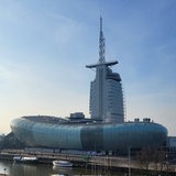Blick auf das Klimahaus in Bremerhaven. Im Hintergrund ist das Sail City Hotel zu sehen.