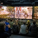 Museumsmitarbeitersitzen auf der Erlebnisplattform während einer Vorab-Besichtigung der geplanten Ausstellung "Wetterextreme" im Klimahaus in Bremerhaven.