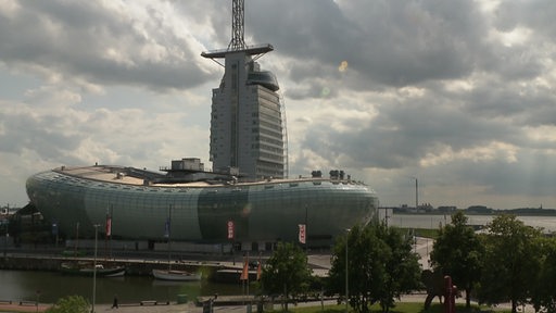 Es ist das Klimahaus in Bremerhaven an einem bewölkten Tag zu sehen.