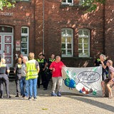 Klima-Demonstranten und Polizisten vor dem Amtsgericht in Achim