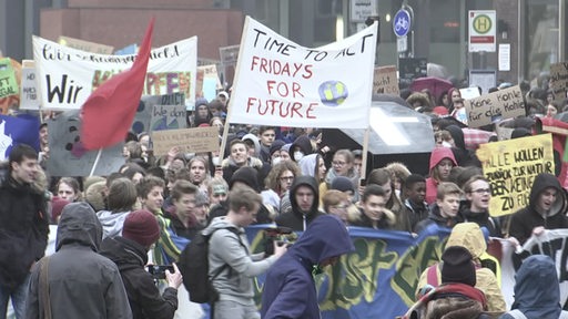 Mehrere Schüler, die beim fridays for future protestieren. 